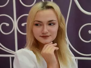 SophieNoon shows camshow