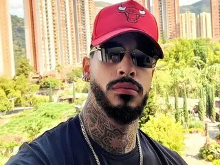 VinzenzRizzo shows toy